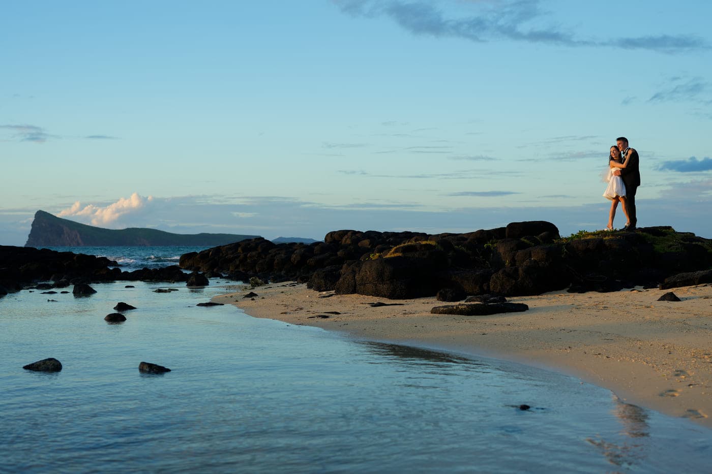 Bain Boeuf Photo Shoot Couple on Rocks Coin de Mire Backdrop