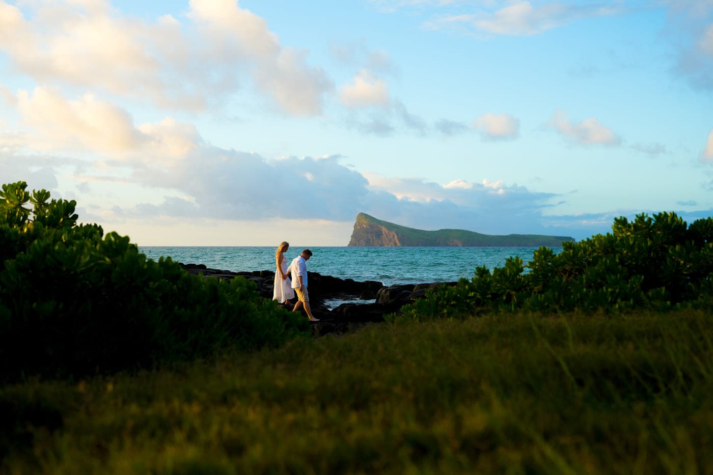 Bain Boeuf Photo Shoot Couple on the Rocks From the Land to Coin de Mire