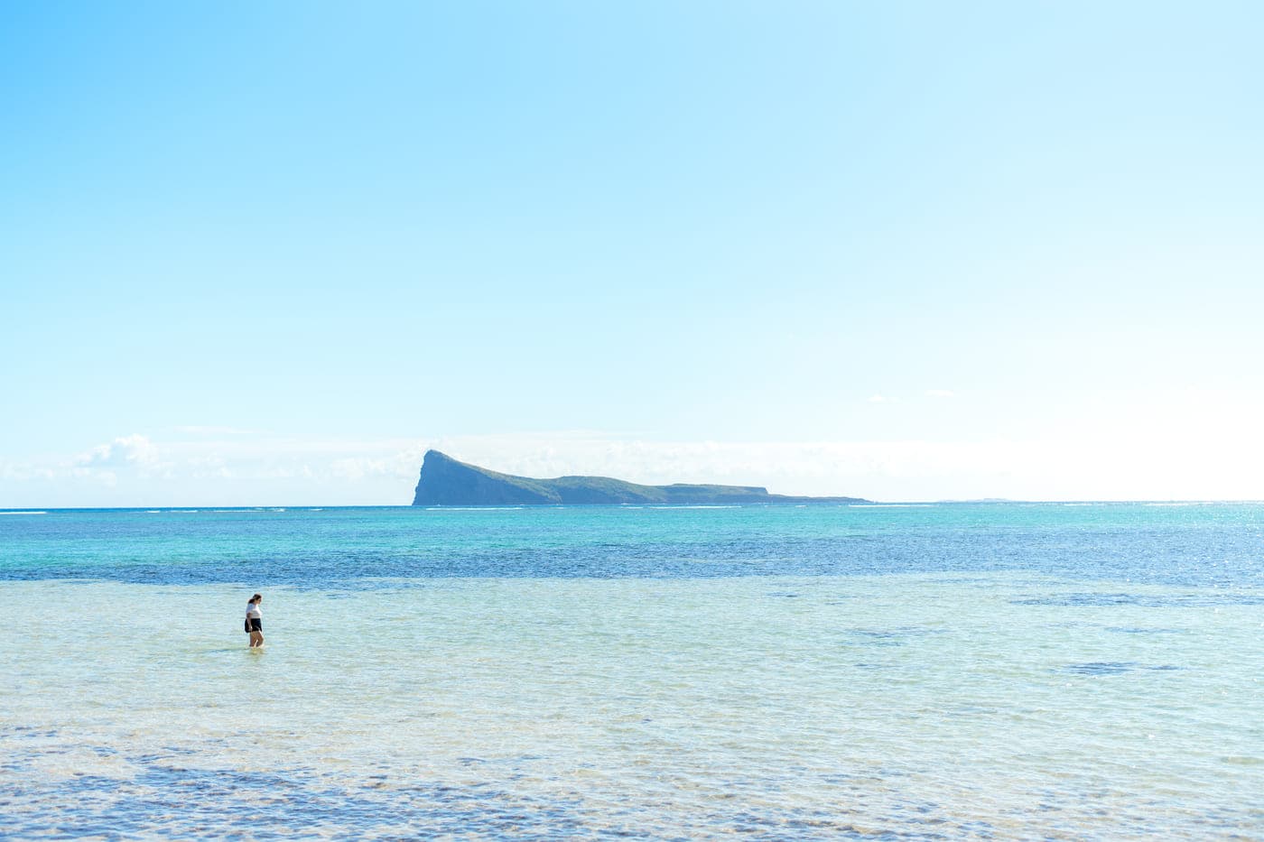 Bain Boeuf Photo Shoot Girl iWading in Ocean Coin de Mire Backdrop