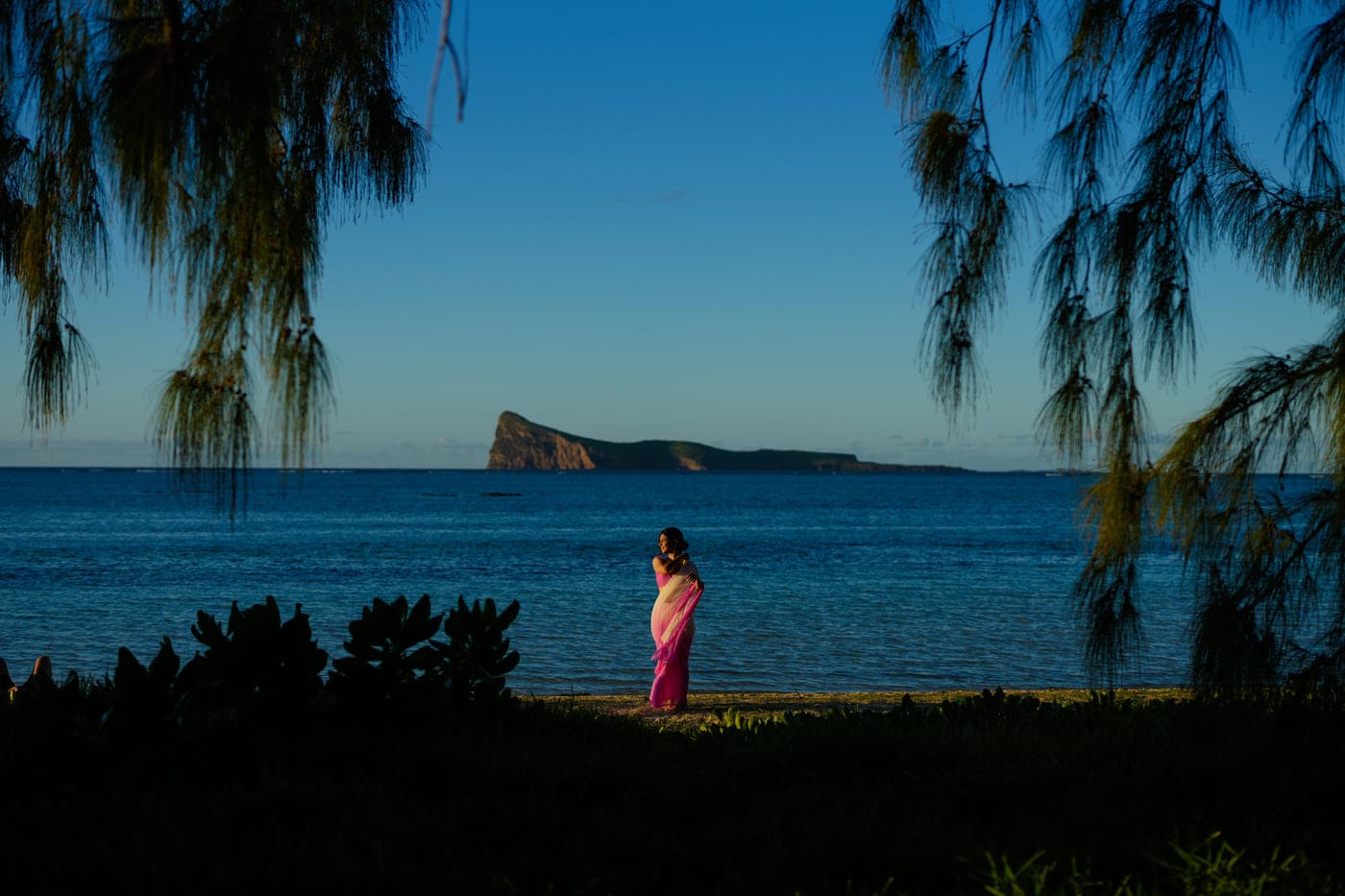 Bain Boeuf Photo Shoot Girl in Pink Standing Coin de Mire Backdrop
