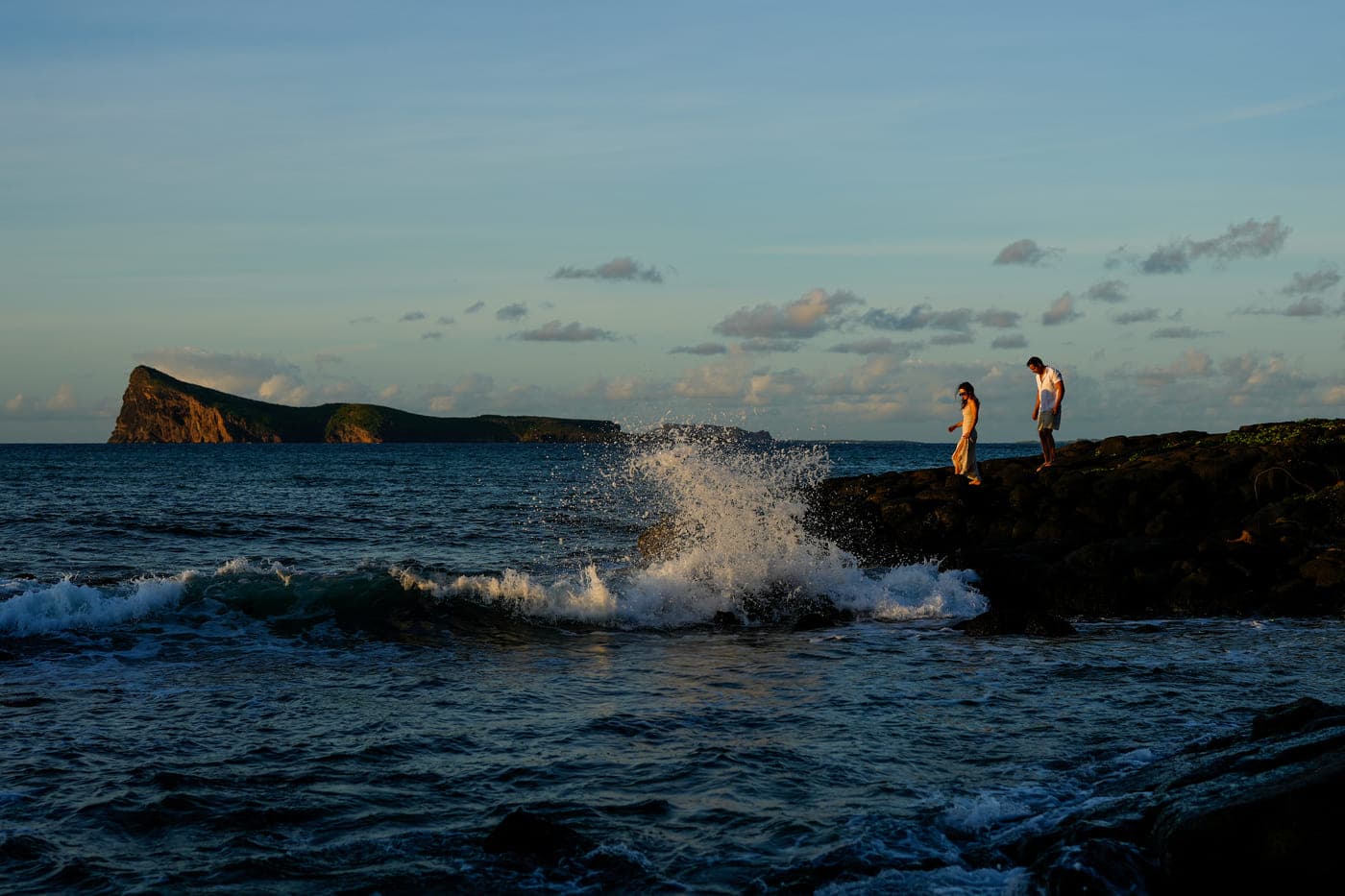 Bain boeuf couple waves rocks mauritius