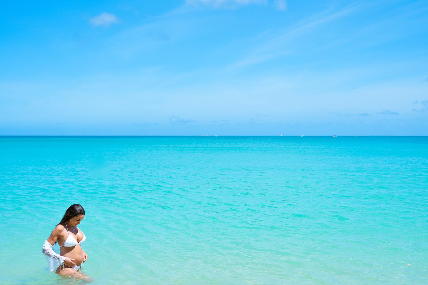 Maternity photo pregnant woman turquoise lagoon mauritius